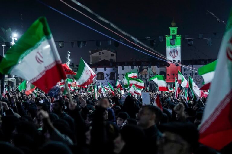 پرچم ها همچنان بالاست