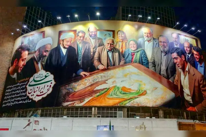 تصویری از استاد فرشچیان و محسن چاوشی بر دیوارنگاره ولیعصر